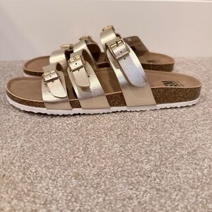 NWT SM New York three strap metallic gold sandals women’s size 10